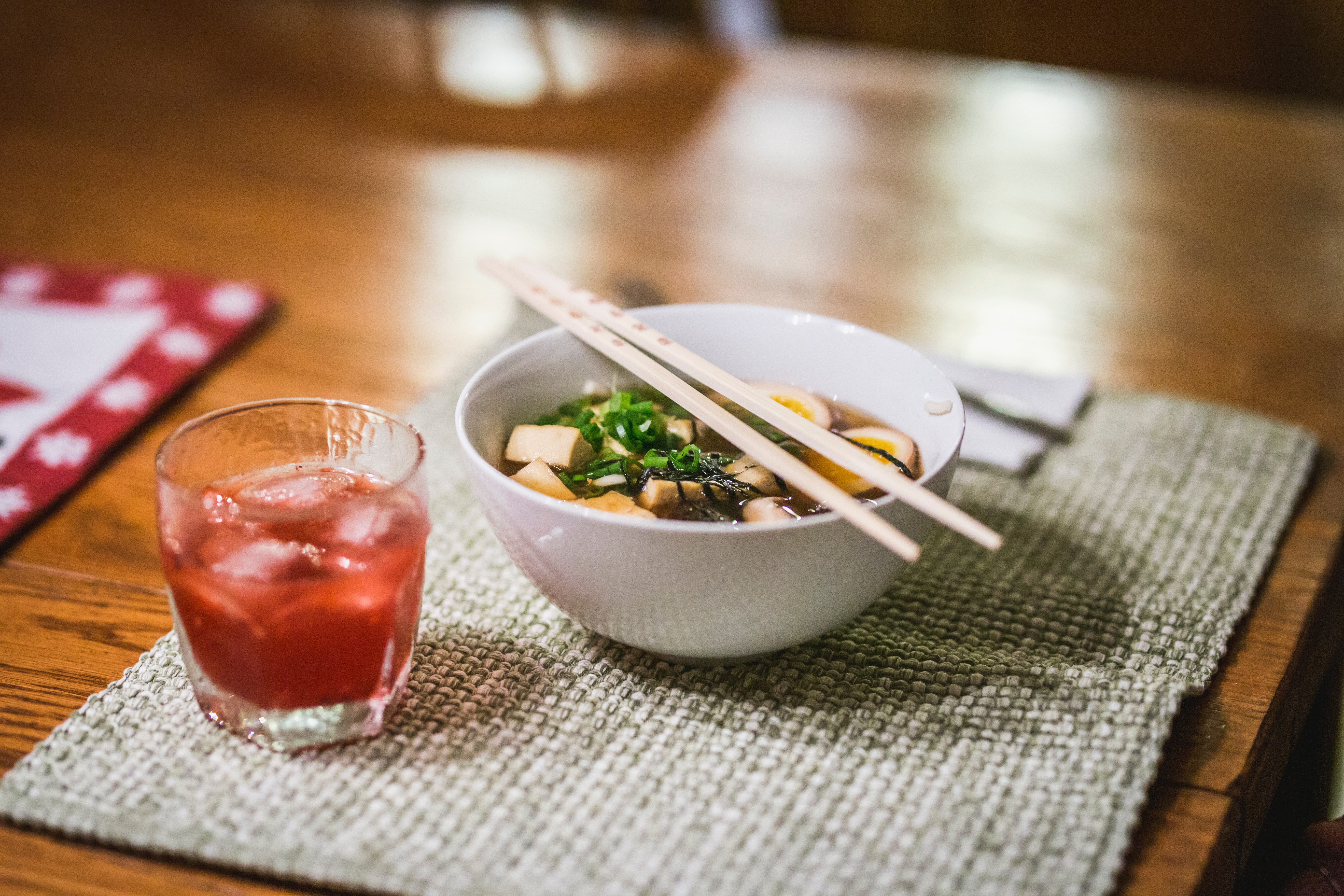 Miso soep in een witte keramische kom