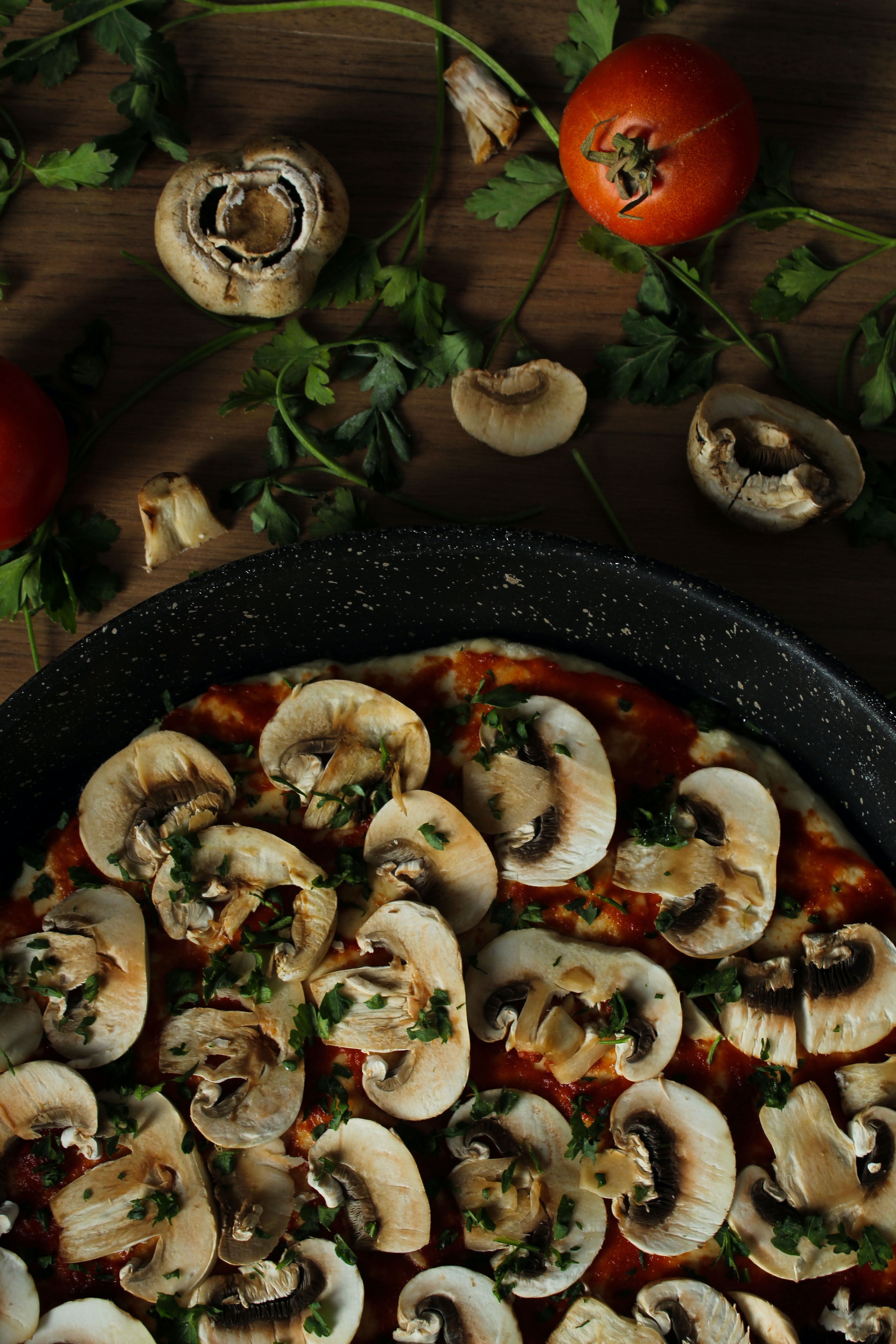 Een mooi opgemaakte pan met champignon saus