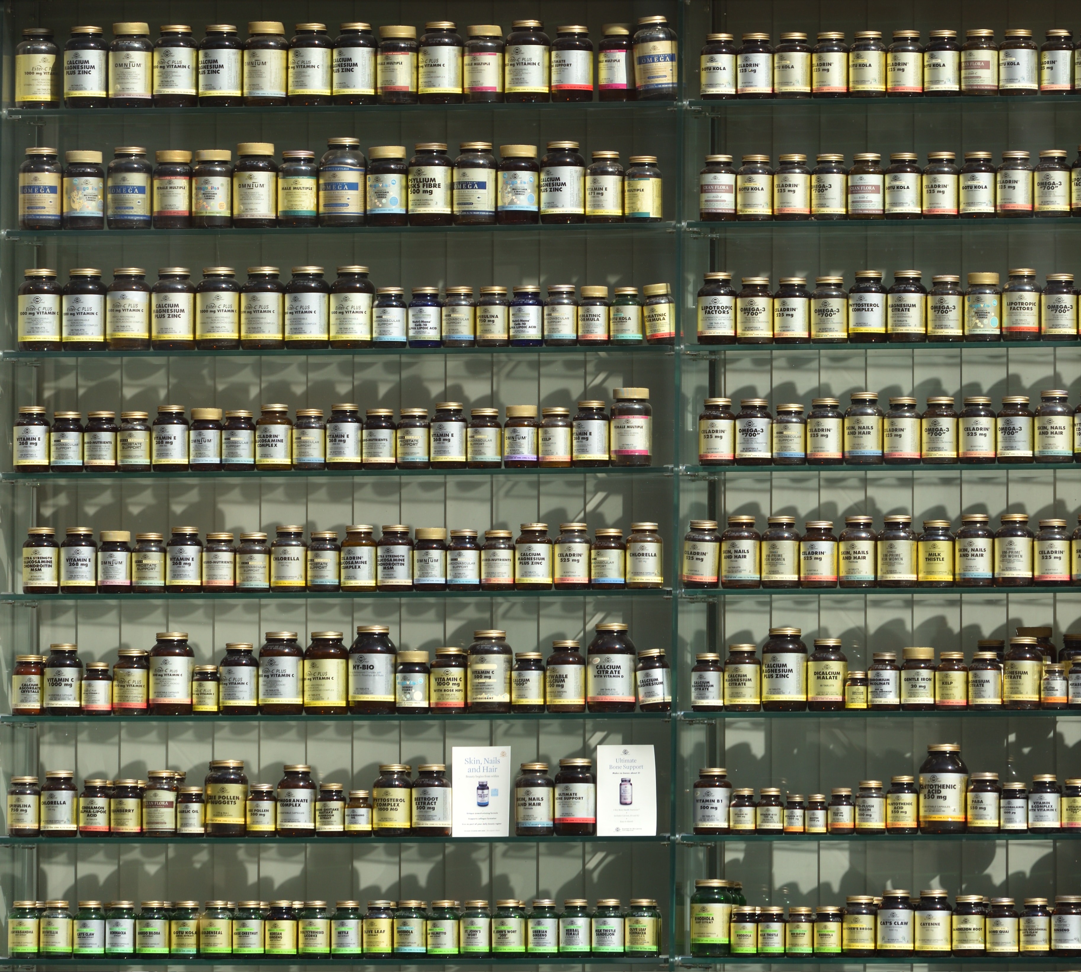 Een winkel stellage gevuld met potjes vitamines en supplementen